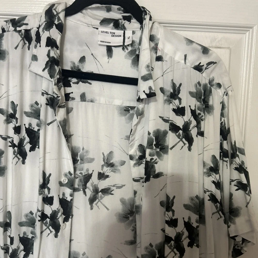 Level 10 Mens XL Button Up Shirt Short Sleeve White And Black Floral Vacation
